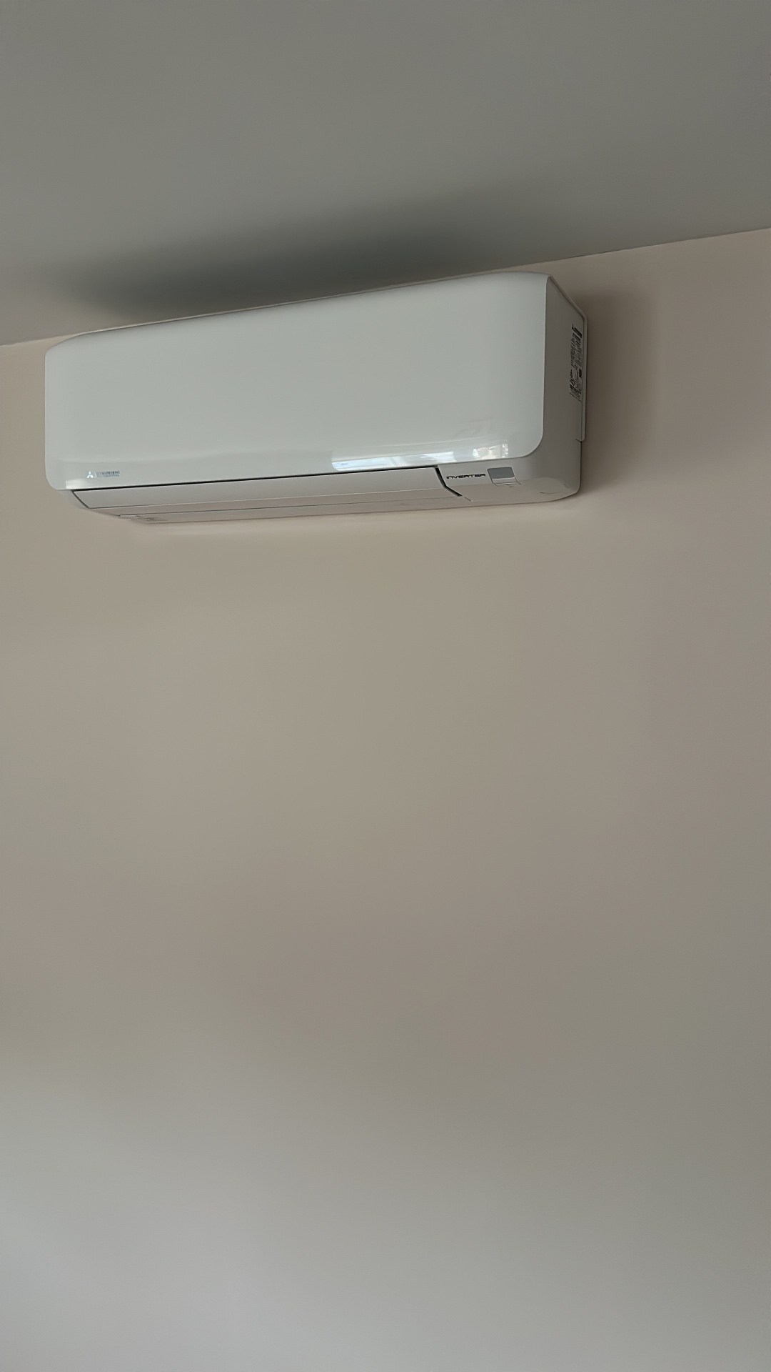 Mitsubishi Heavy Industries binnenunit onder het plafond gemonteerd