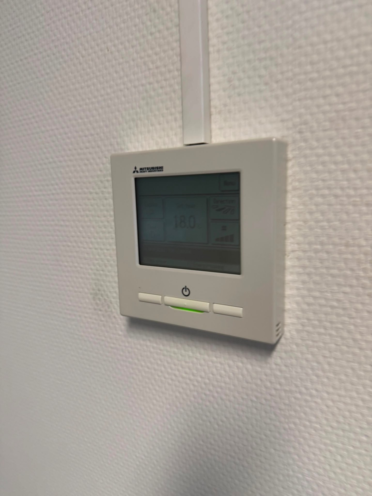Mitsubishi wandbediening met display en nette opbouwgoot naar het plafond
