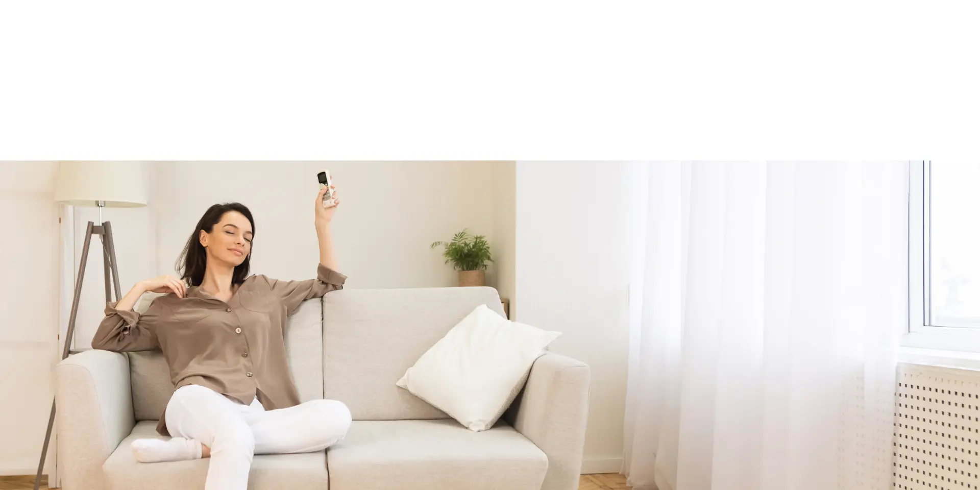 Wandmodel airco in een woonkamer die zowel verwarmt als koelt