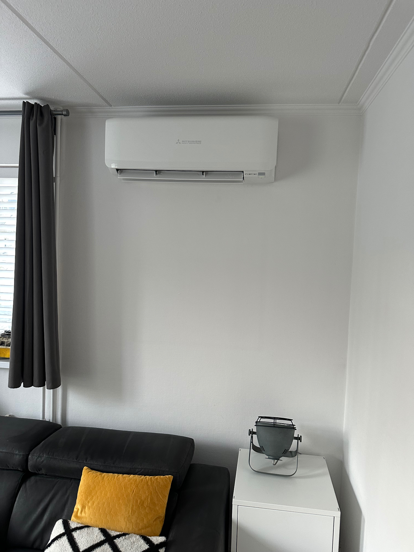 Mitsubishi Heavy Industries binnenunit strak gemonteerd aan een lichte wand in de woonkamer