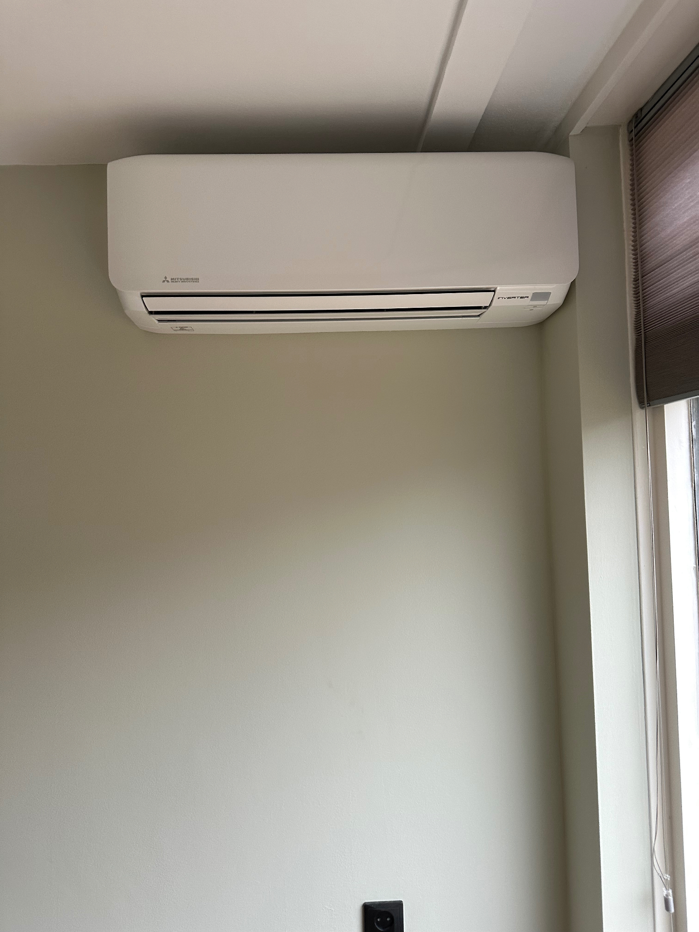 Mitsubishi Heavy Industries binnenunit strak gemonteerd tegen een lichte wand