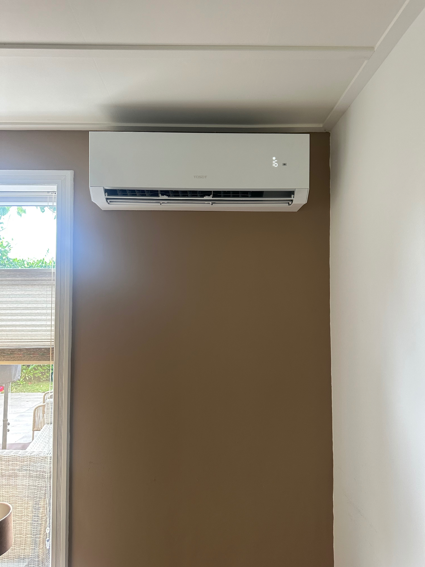 Tosot Clivia binnenunit hoog aan de wand in de woonkamer