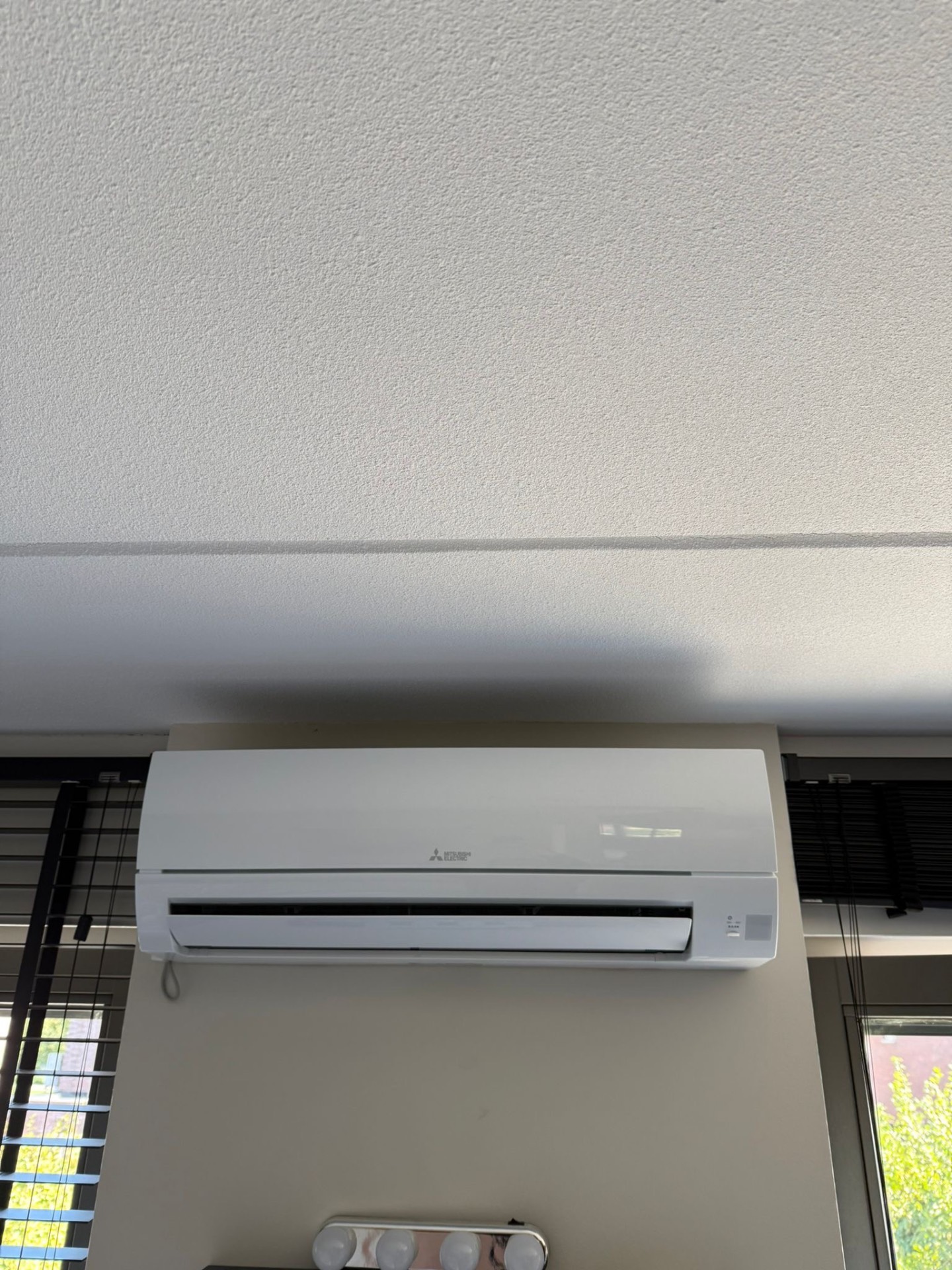 Mitsubishi Electric MSZ-AP binnenunit centraal gemonteerd tussen twee ramen