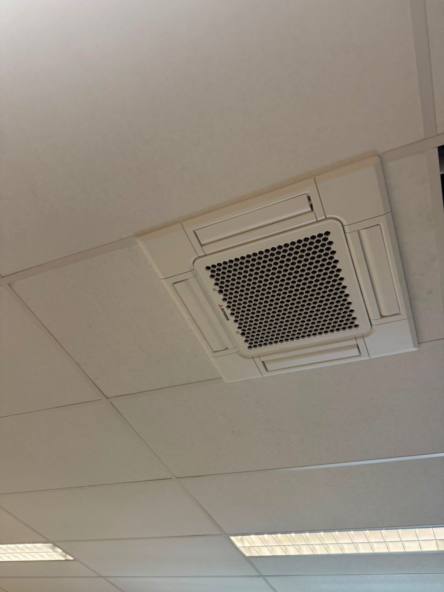 Vierde Mitsubishi cassette-unit in het plafond van het bedrijfspand