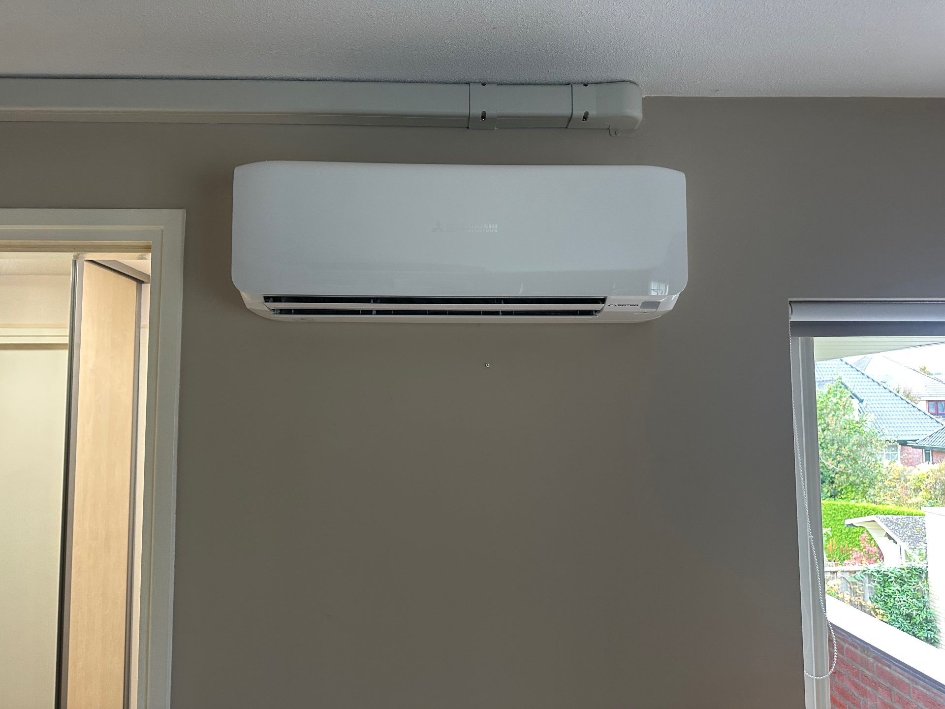 Mitsubishi Heavy Industries binnenunit met nette leidinggoot boven het plafond