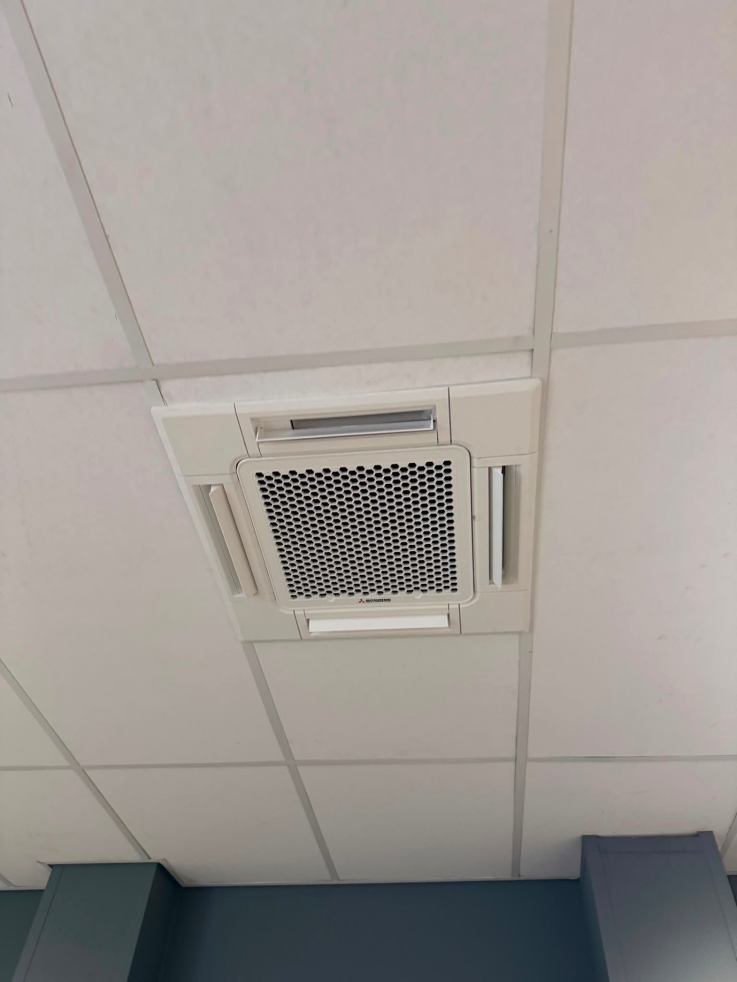 Tweede Mitsubishi cassette-unit netjes weggewerkt in het verlaagde plafond